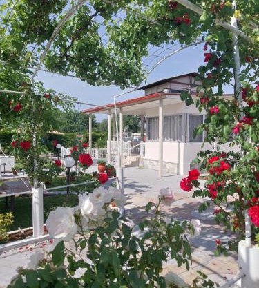 Villa Artzie. Έξοχικο με τεράστιο εξωτερικό χώρο.