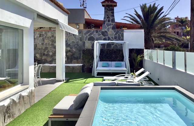 Villa Bahía Azul está a 50 metros de la playa , con vista preciosa al mar.