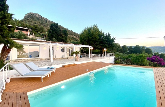 Villa 'Ballerina Bianca' with Private Pool, Wi-Fi and Air Conditioning
