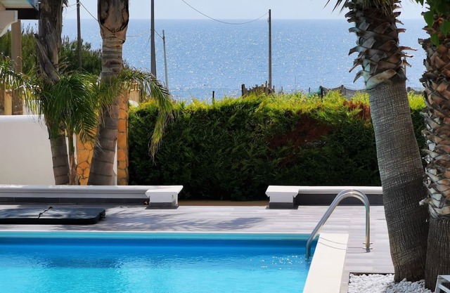 Villa Barbera, a soli 150m dal mare, piscina privata, parking, wifi, AC