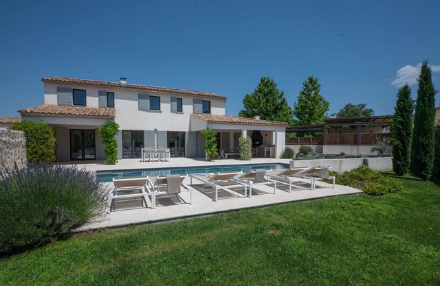Villa Beaumont – Luxury holiday villa in Malaucène with heated pool and Mont Ventoux views