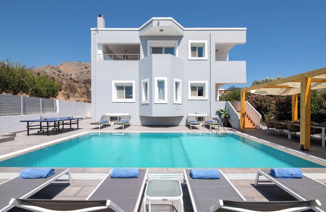 Villa Bella, 5 bedrooms with Private Pool, Hot Tub, Games Room near to beach