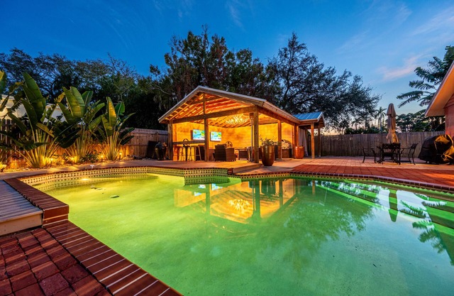 ⚓Villa Bella! Amazing pool home min from downtown! ⚓