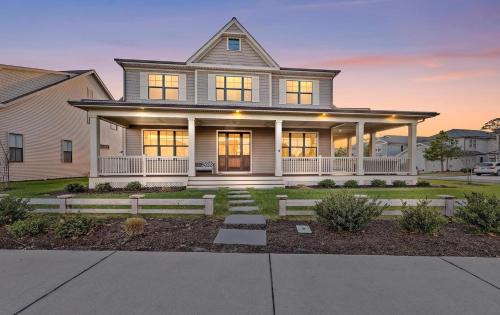Villa Bella, Luxury 5-Bedroom Retreat in Exclusive Resort Community, Minutes To Bethany Beach