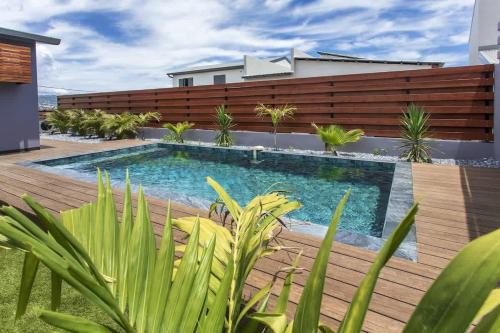 VILLA BELLEVUE classée 5 Etoiles - 4 chambres - piscine chauffée proche de l'aéroport et du centre de St Denis