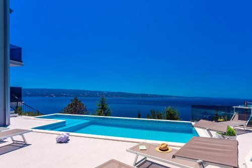 Villa Belvedere with heated pool, billiards, Media room, sea views,10 pax