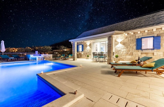 Villa Blue Sky - Three Bedroom Villa with Pool