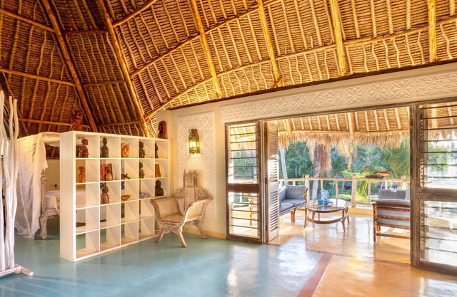 Villa Blue, with beautiful decor @ 5" from Galu Beach