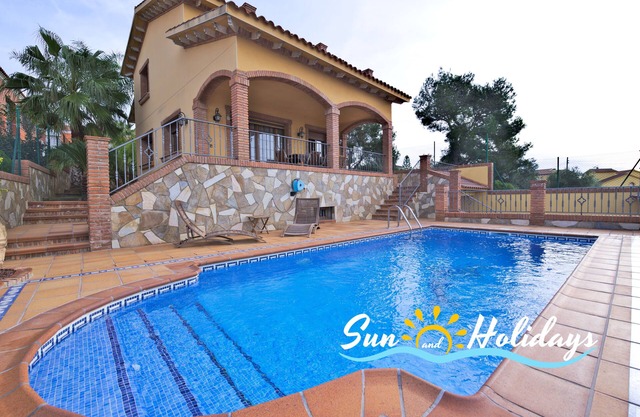 Villa Bruna for 8 people with private pool, large garden and sea views