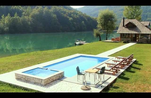 Villa California LUX on Drina river with pool & jacuzzi