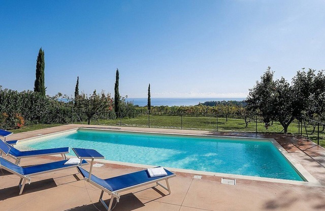 Villa Campoluce: A welcoming two-story villa in a quiet position, in the Marche countryside, at a short distance from the sea, with Free WI-FI.