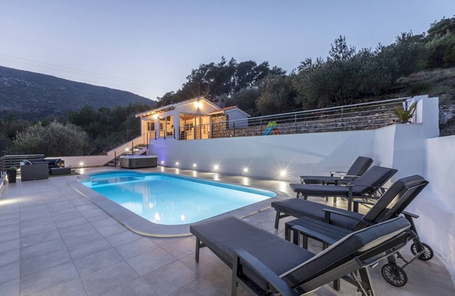 Villa Carica is a luxury house with pool and jacuzzi located in the secret spot