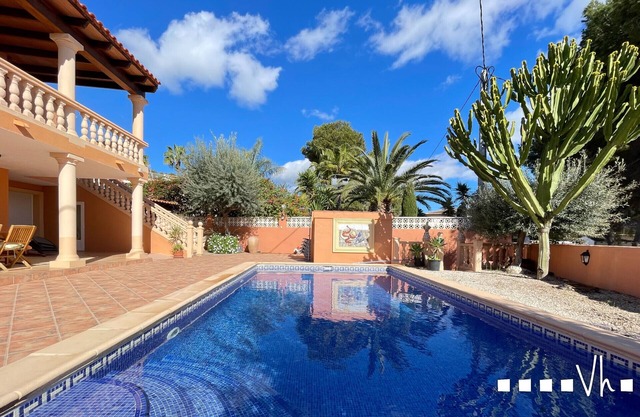 Villa CARRASQUETA in Moraira – 5 bedrooms, private pool, barbecue and terraces with views. 800 metres from the beach.