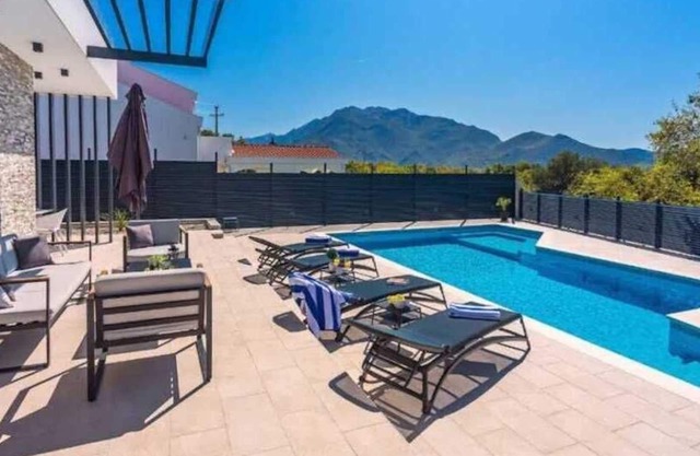 Villa Casa Mia Luxury Retreat with Heated Pool