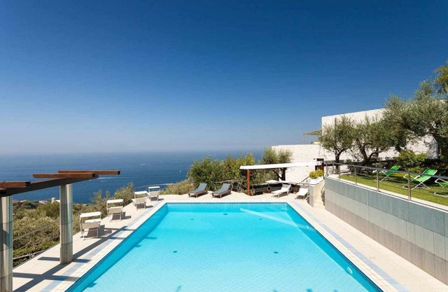 Villa con piscina privata sul mare giardini e terrazze