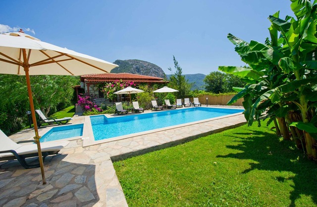 Villa D'Louca - Three Bedroom Villa, Sleeps 6