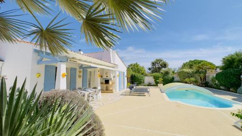 Villa de plain pied avec jardin paysager et piscine