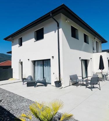 Villa design avec jardin et espaces lumineux