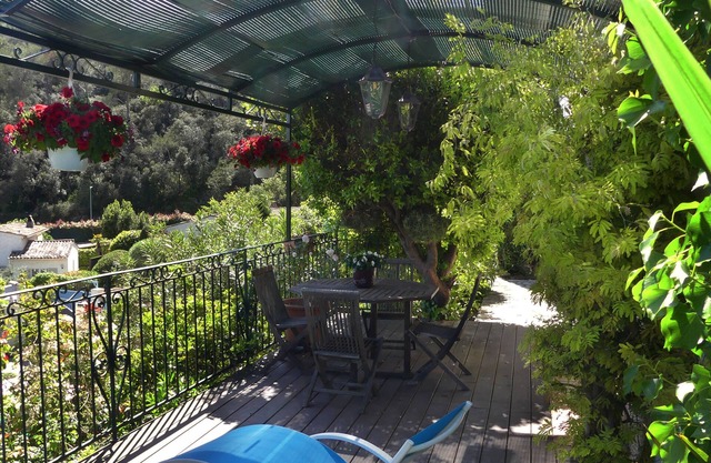 Villa du loup 5 kms from the sea in a green setting