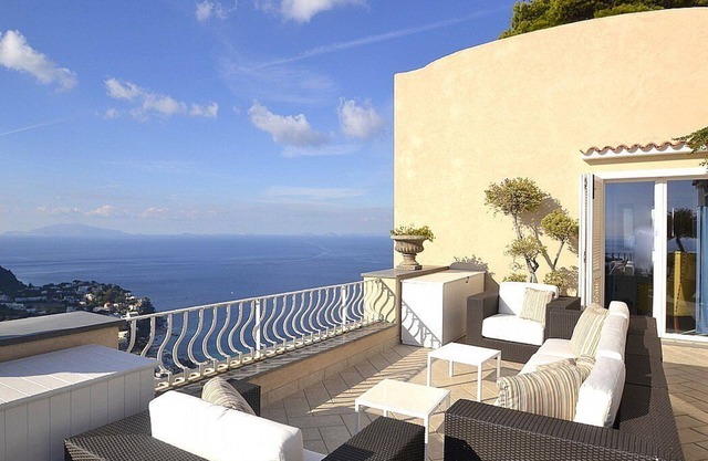 Villa Due Marine: A splendid and luminous apartment situated in a quiet location, at a short distance from the famous Piazzetta of Capri, with Free WI-FI.