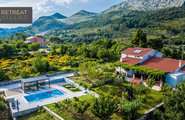 Villa Eleona w/private saltwater pool, garden and amazing mountain view