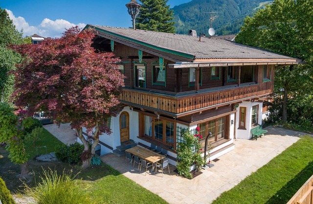 Villa Emma, holiday home for up to 10 people, own garden, absolute privacy, perfect location