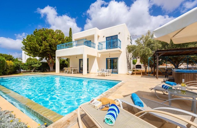 Villa Estia - Three Bedroom Villa, Sleeps 7