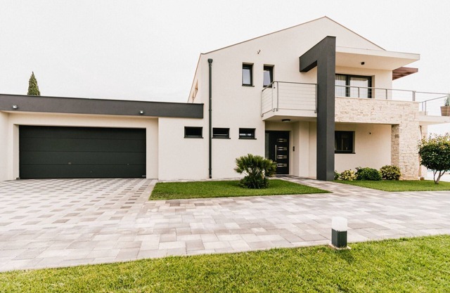 Villa Felicity B4 - Four Bedroom Villa with Balcony and Pool