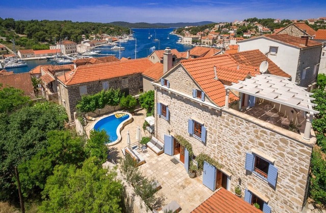 Villa Finka, Brac Island, Coastal Villa with Pool