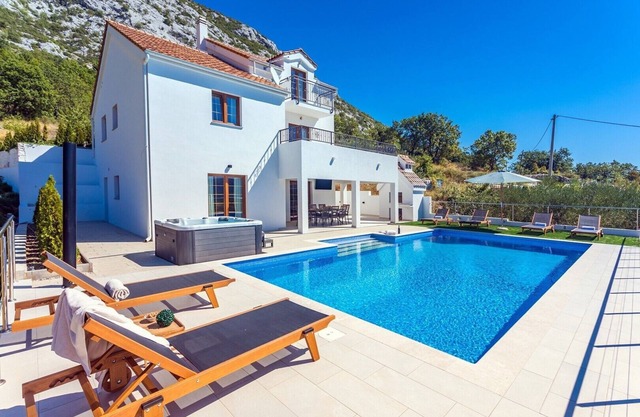 Villa Flora with 53 sqm private pool, jacuzzi, sauna, Cinema room and 4 en-suite bedrooms