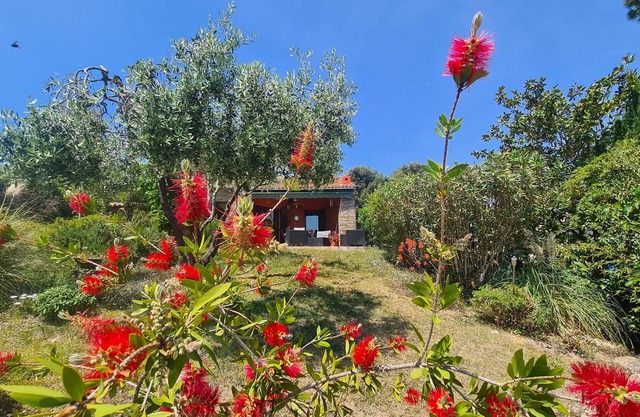 Villa for 5 people with private garden, pool and parking