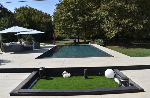 Villa for 10 Guests with Pool, Surrounded by Trees, Just 15 Min from Bordeaux