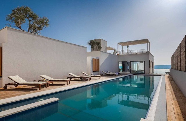 Villa Gemelos - sea views, heated pools, jacuzzi, sauna and a gym