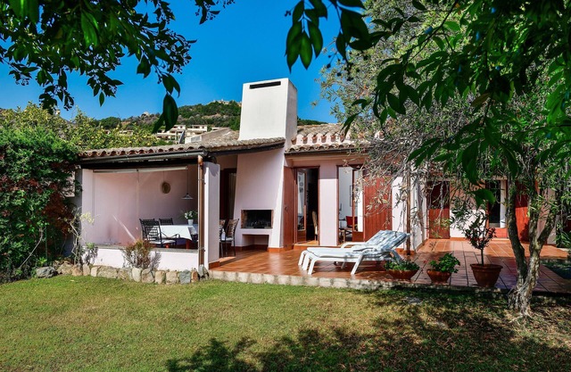 Villa 'Giacomo' with Private Terrace, Wi-Fi and Air Conditioning