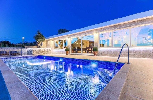 Villa Grand View - 7 bedrooms, private pool, jacuzzi, playground and beaches nearby