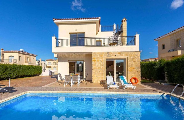 Villa Green Valley 3 is a spacious and stylish villa set on a small complex within a short walk of t