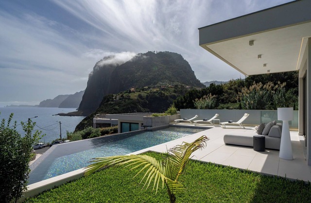 Villa Guindaste I – Modern Villa with Sea View