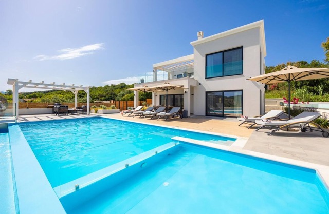 Villa Halcyon - Three Bedroom Villa, Sleeps 7