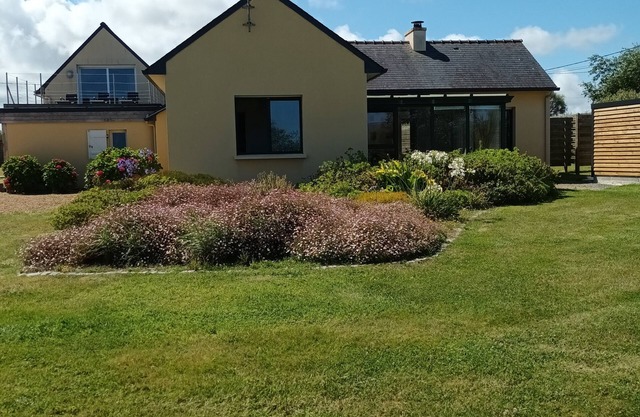 Villa, heated pool, hammam, 200m from the beach, 8 people, sea view