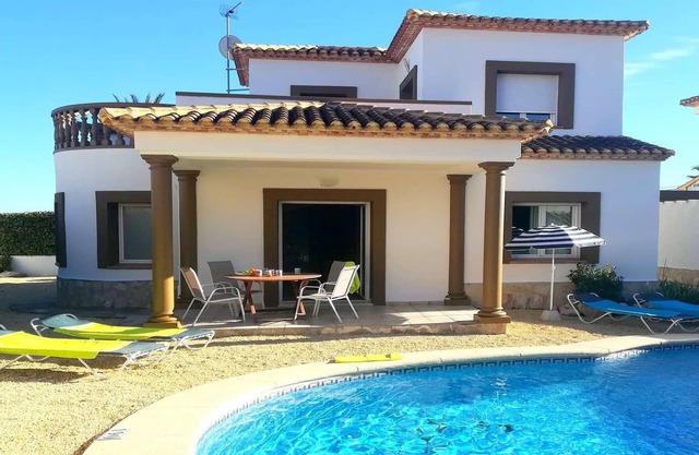 Villa Hibisco is part of a villa complex in the village of Beniarbeig, not far from Denia.
