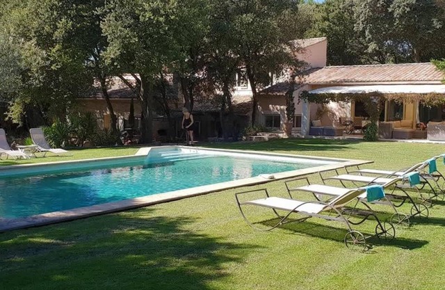 Villa in an idyllic and relaxing setting near Orange