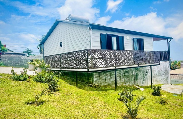 Villa in Le Tampon with Terrace, 3 Bedrooms, Private Parking, Sleeps 6