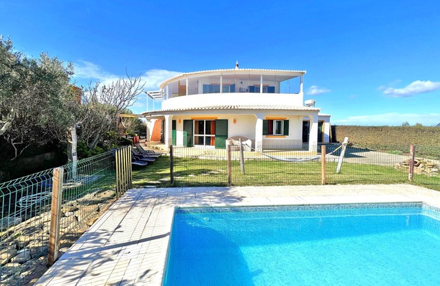 Villa in Luz Beach overlooking the sea, private swimming pool and golf.