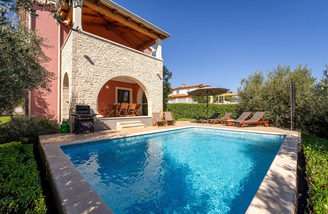 Villa in Porec, 9 persons, 5 bedrooms,3 bathrooms, pool with hydromassage corner