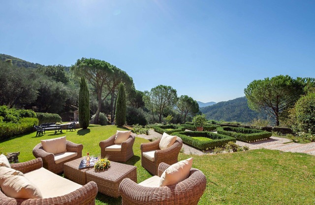 Villa in Querce with 4 bedrooms sleeps 8