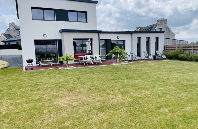 Villa in Roscoff with heated indoor pool