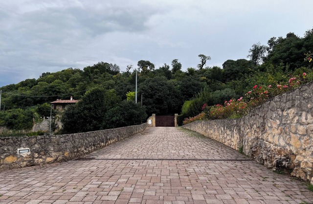 Villa in the rock, 5000 m2 of garden, 4 bedrooms, immersed in the vineyards