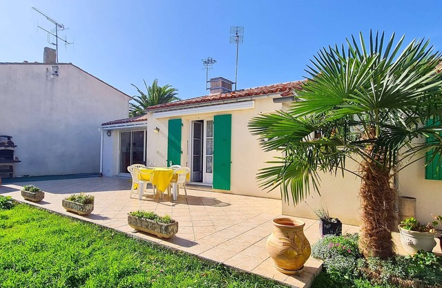 Villa in the Remparts with garden and parking