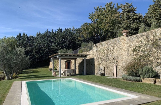 Villa in Tuscany with Infinity Pool & Valley View