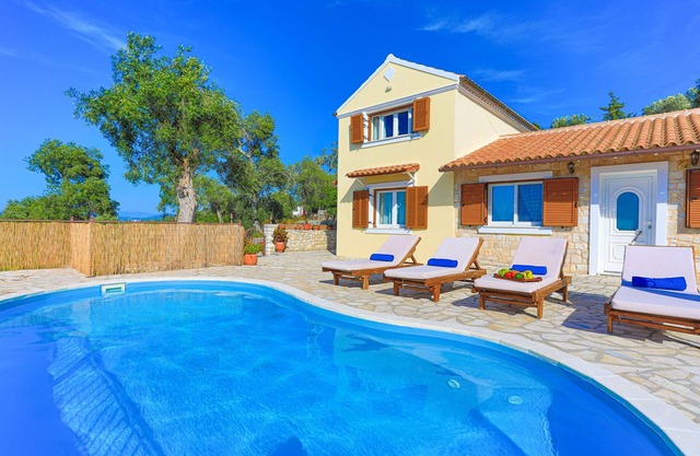 Villa Isavros, privacy, amazing views, lovely pool, sunsets